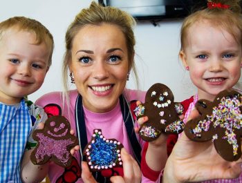 Gaby Alex and Mommy bakes Christmas Cookies!
