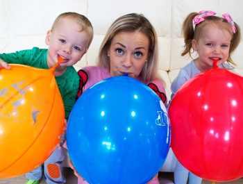 Gaby Alex and Mommy playing with Balloons and Learns colors