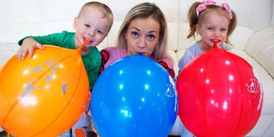 Gaby Alex and Mommy playing with Balloons and Learns colors