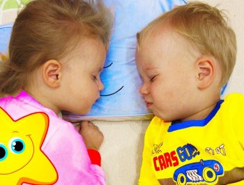 Gaby and Alex pretend play Bedtime Routine