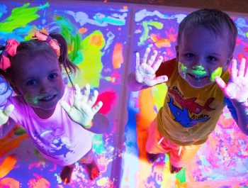 Gaby and Alex painting and learning colors With Paint