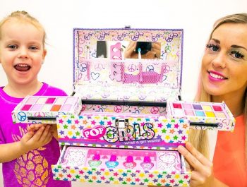 Gaby and Mommy Pretend Play with Makeup Toys