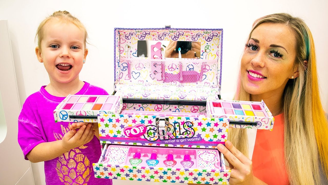 Gaby and Mommy Pretend Play with Makeup Toys