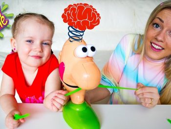 Gaby Alex and Mommy playing Family Fun Game Gooey Louie