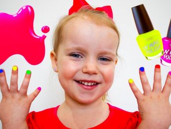 Gaby and Alex Pretend Play and Learn colors with colored Nail polish art