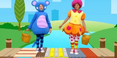 London Bridge is Falling Down | Nursery Rhymes from Mother Goose Club! Kids Play Video | Children