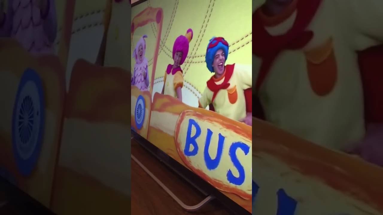 Carolyne dance with mother goose club!!!(The wheels on the bus)