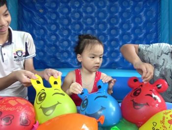 Family Fun Playtime with Balloons and nursery rhymes songs for kids – ABCkidTV Misa