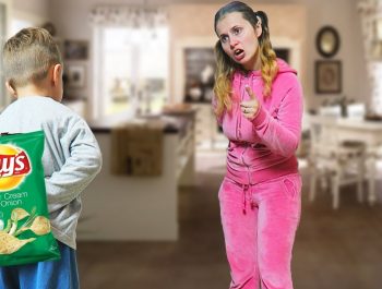 Johny Johny Yes Papa | Alex Fura Produse cand Ariana o Distrage | Kids Video Pentru Copii