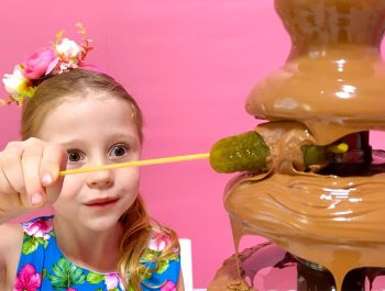 Nastya and dad – jokes with sweets