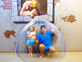 Nastya و papa لعب الغميضة والبحث عن المتعة العائلية اللعب