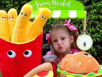 Stacy pretend play with magical toy food