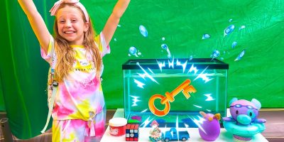 Nastya is looking for dad in the maze